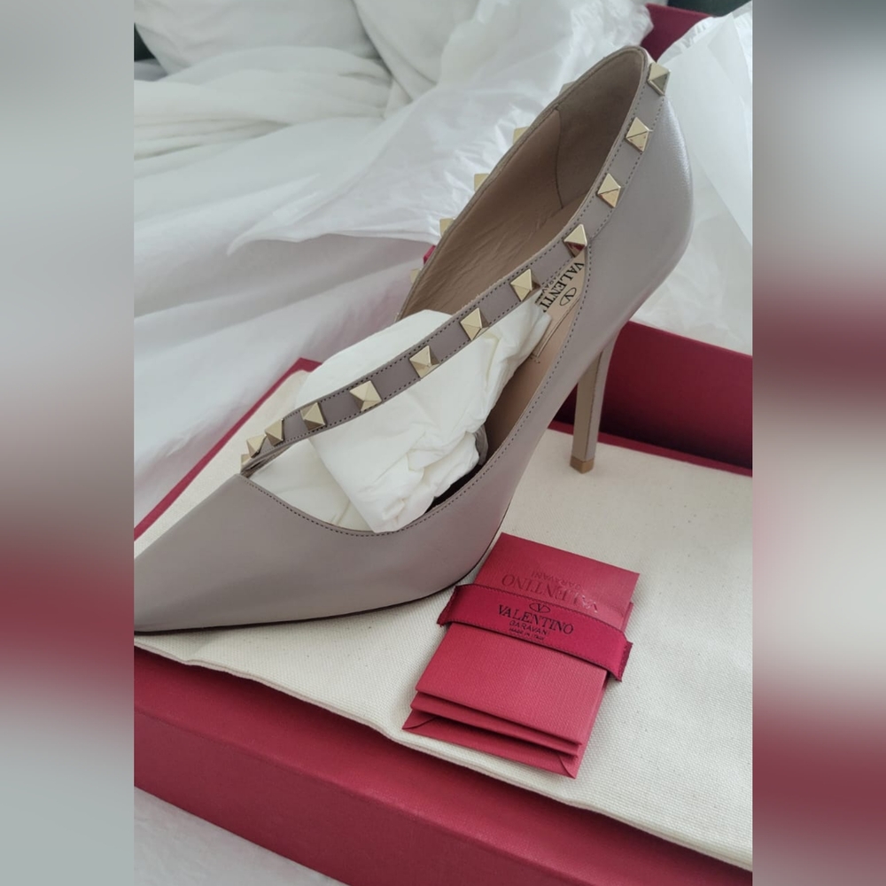 Valentino Rockstud Pointed Toe Heels - Taupe